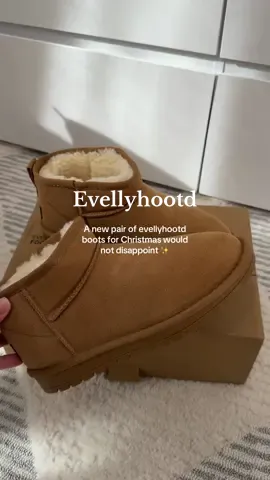 These are so nice and comfortable! Plus they throw in a free pair of socks ☃️ #tiktokshopblackfridaysale #tiktokshopblackfriday #evellyhootd #christmasgiftideas #giftidea 