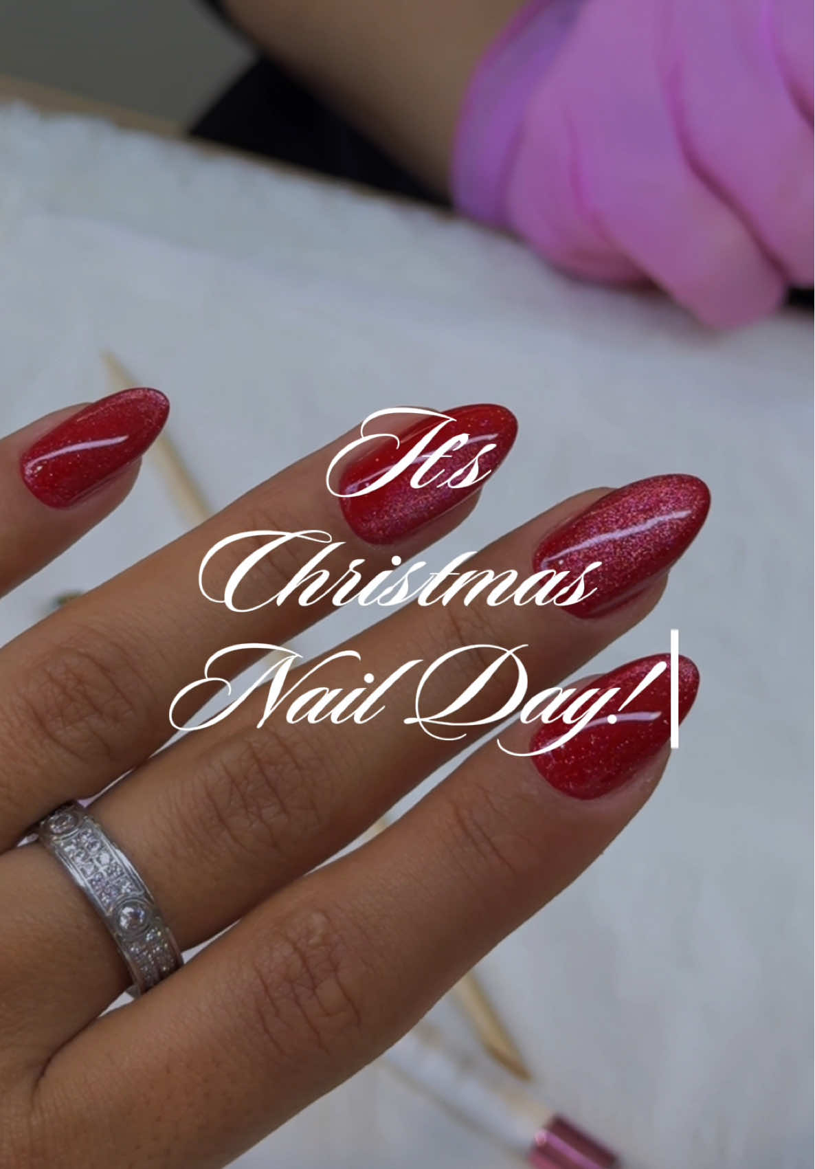It’s timeeee 💅🏼🎅🏻✨❤️🎄 Red cat eye nails for Christmas for the perfect choice! #biab #christmasnails #nailvlog 