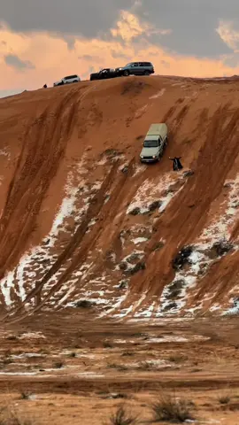 في الشتاء يُصبح كل شيءٍ عذب  ‏الليل ، القمر ، الأغاني ، الشوارع 🤍…📸#حائل_الان #حايل #حايلندا #امطار_حايل #قوالب_نوره_الشمري 