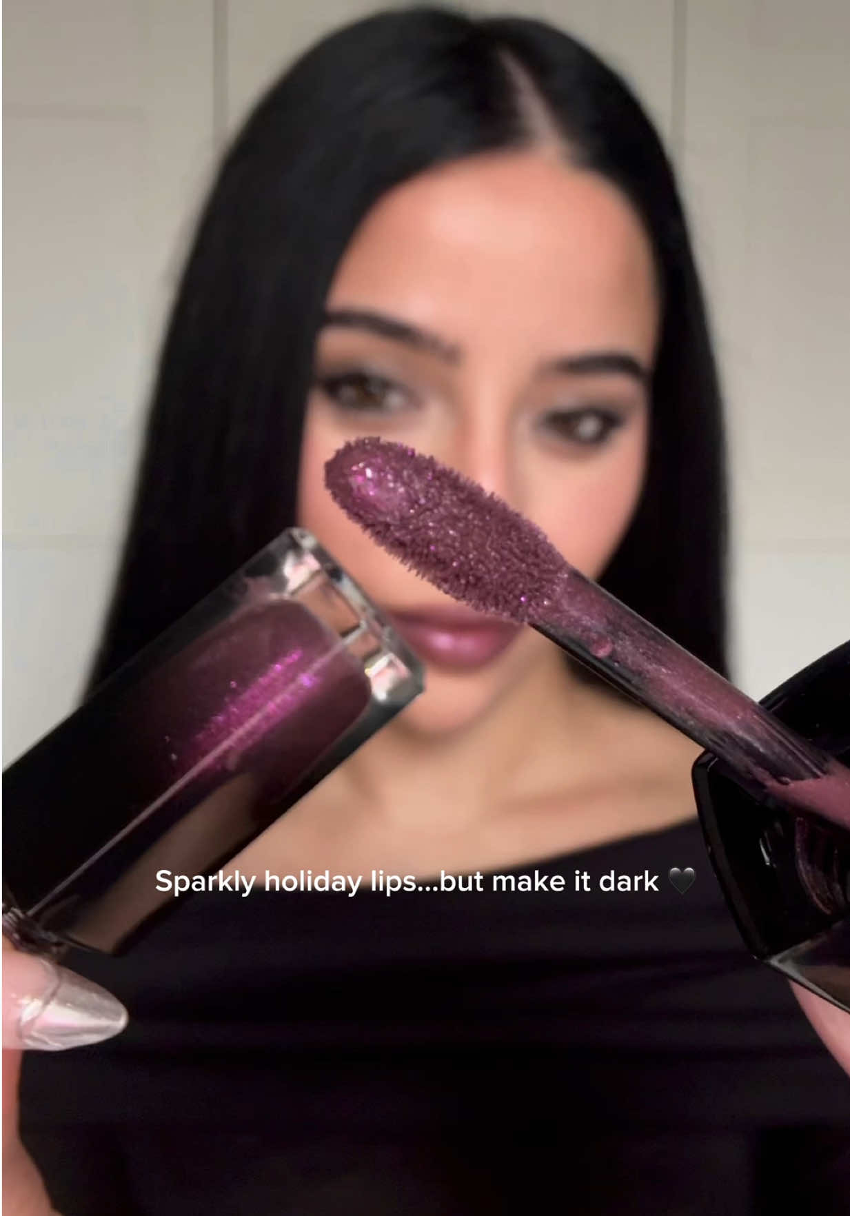 If there’s something better than sparkly holiday lips, it’s dark sparkly lips… Completely in love with this 🏹🖤 Chanel Rouge Allure Laque ‘559 nébuleuse’ #darklips #glitterlips  #chanellipstick 