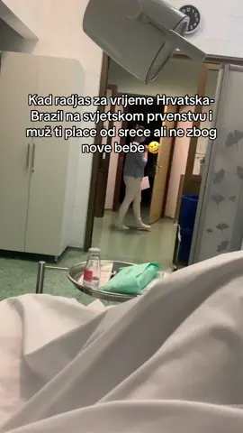 Razgovor s doktorom mjeseca dana prije poroda je išao:  “a sto ako cu radjat za vrijeme neke bitne tekme?” - ma neces! Koja je sansa!? (Svi su bili super, i doktori sestre, nogometasi, baby R, samo muž malo cendrav) 🤪🤣❤️🤍❤️🤍❤️