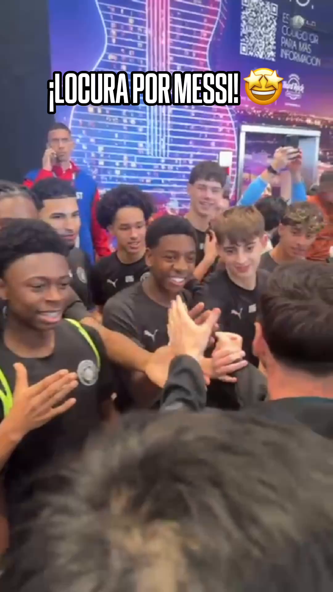 🤯 ¡UNA LOCURA LO QUE GENERA MESSI! 👀 El astro argentino sorprendió a los equipos de la Messi Cup en Miami. Disfruta el torneo en #DisneyPlus. #TikTokDeportes