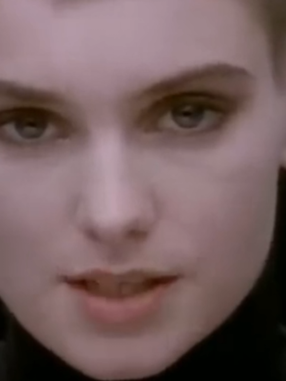 Sinéad O'Connor - «Nothing Compares 2 U»  ☝️ Вона ні в якому разі не була виконавцем одного хіт, але саме ця пісня зробила її всесвітньо відомою  Sinéad Marie Bernadette O'Connor народилася 8 грудня 1966 року!  Ірландська співачка, композиторка та акторка.  Пісню вище написав Прінс (Prince) у 1985 році, а Шінейд включила пісню до свого другого альбому «I Do Not Want What I Haven't Got» (1990).  #retromusic  #bestmusic  #SinéadOConnor 