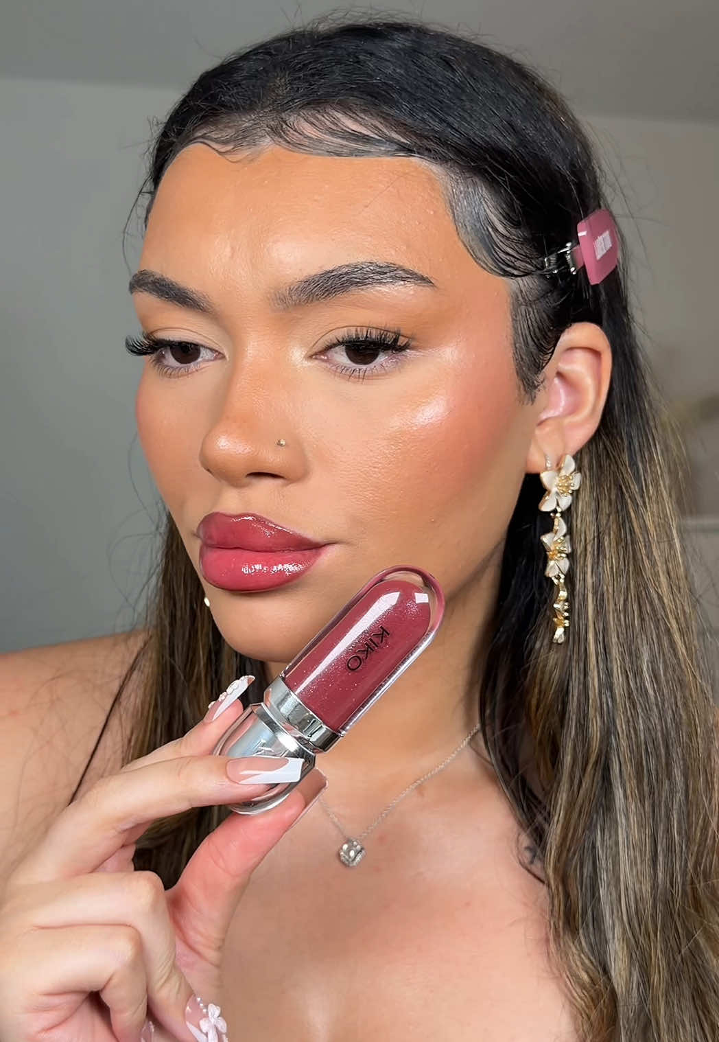 me and my kiko lipgloss 22 in winter like 🤞🏽 the best burgundy gloss @KIKO Milano  #kiko #kikolipgloss #burgundylips #glossylips #lipgloss  