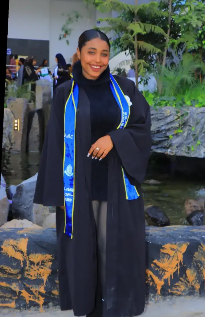 አረ ማነው ይሄን ያህል የምትወጂው ሰው አልኳት? የባሌ ወንድም ነው አብርሽ ይባላል። ብታይ እንዴት ምርጥ ሰው መሰለሽ ወንዳወንድ ነው በዛ ላይ ኮስታራ በቃ ሁሉ ነገሩ ደስ ሚል ሰው እድሜሽ ባይሄድ ለሱ ነበር ምድርሽ ብላ ምትስቅ emoj ላከችልኝ። አይ አሪፍ ነው በጣም የሚያምር ቦርሳ ነው የገዛልሽ ትቀራረባላችሁ ማለት ነው አልኳት። አው ታሜ ሲታሰር ብዙ ነገሬን ያስረሳኝ እሱ ነው አሁንም ቢሆን የታሜን አለመኖር እንዳላስታውል የሚያደርገኝ እሱ ነው። ደሞ ፀባዩም ታታሪነቱም አሪፍ ነው ታሜ እንደሱ ቢሆን ይሄኔ ከመታሰር ይልቅ የራሳችንን የጋራ ስራ ጀምረን እየሰራን ነበር አለችኝ። ምሽቱን ከሷጋ እያወራሁ አሳለፍኩ። ቅዳሜ ቀንም ሲደርሰ ለልደትሽ ልጋብዥስ ብያት ከስራ እንደወጣን ይዣት የማቀው ቤት ሄድን። ስለመሸ ቤቱ ደብለቅ ማለት ጀምሮ ነበር። እኛ ገብተን የvip ሶፋው ላይ ቁጭ ብለን አዘዝንና ማውራት ጀመርን። የመታወቂያውን ነገር አክስቶችህን ጠይቅና በነሱ ፋይል ያውጡሉህ። አሳስቀህ አውራቸው ነገሮችን ለማስተካከል መሸነፍ ካለብህ ተሸንፈህ ማለፍ ነው ሚያዋጣው አለችኝ። እኔ እሷ ያንን ነገር እንዳወራችኝ በውስጤ መቼ እንደማደርገው ወስኜ ጨርሼ ነበር። ምሽቱን አብረን ፏ እያልን አመሸን በመሀል ፀሎት ምትወደው ዘፈን ተከፈተና ተነስታ መደነስ ጀመረች  እኔም ተከተልኳት #እውነተኛ_ታሪክ #ethiopian_tik_tok🇪🇹🇪🇹🇪🇹🇪🇹 #mane #film 