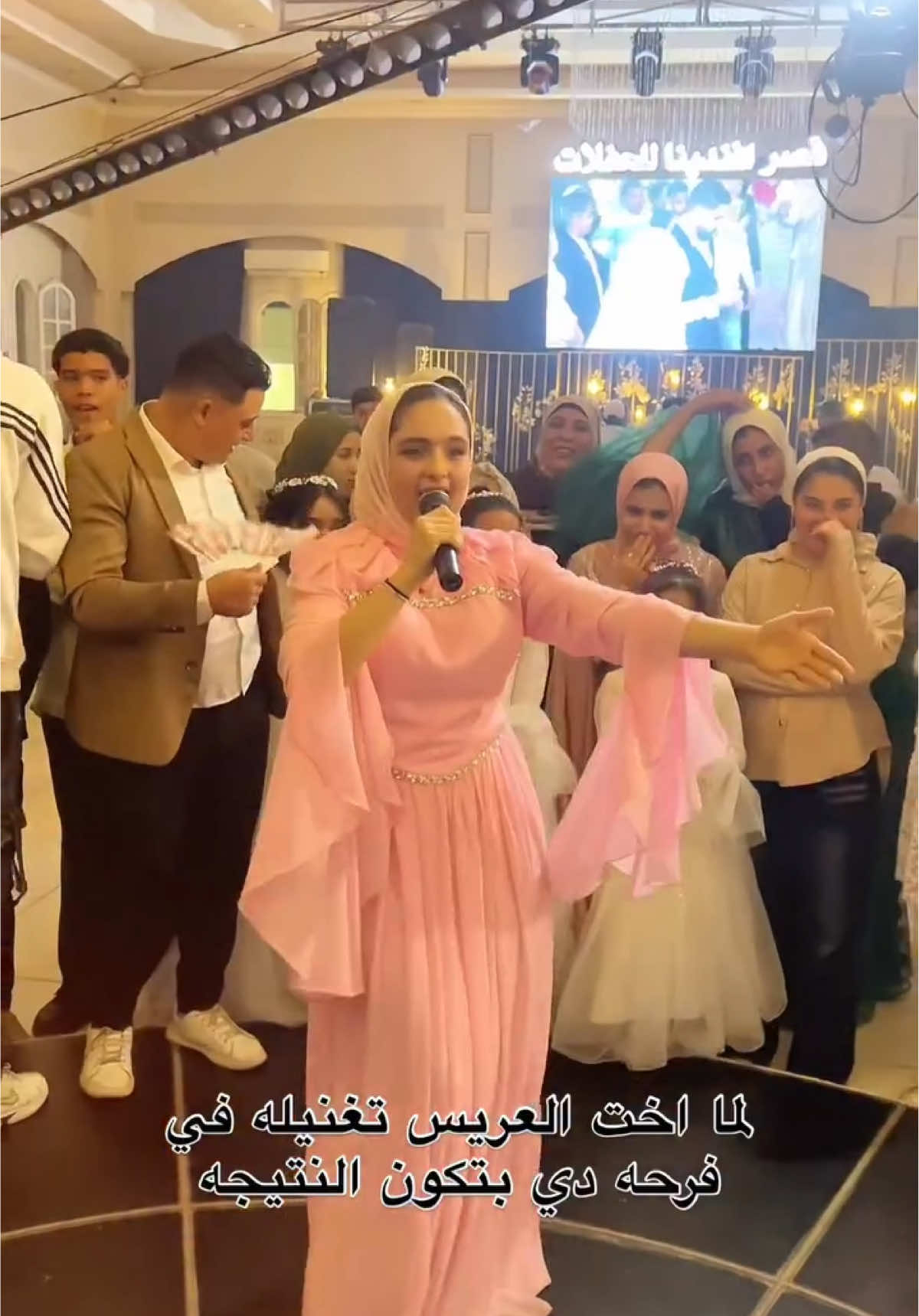 احسن حاجه انها مش بس بتغني دي بتلحن كمان 😂