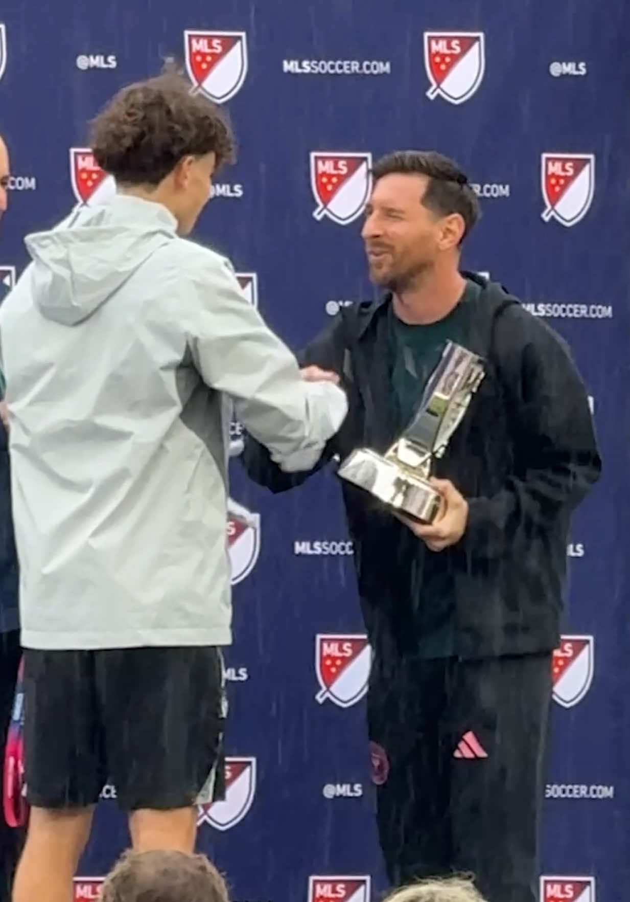 Messi recibe su segundo premio MVP consecutivo, el mejor jugador de la temporada en la MLS. También inauguró la primera edición de la Copa Messi. Al parecer la lluvia ahuyentó a la gente, había muy pocas personas en el Chase Stadium para la inauguración 