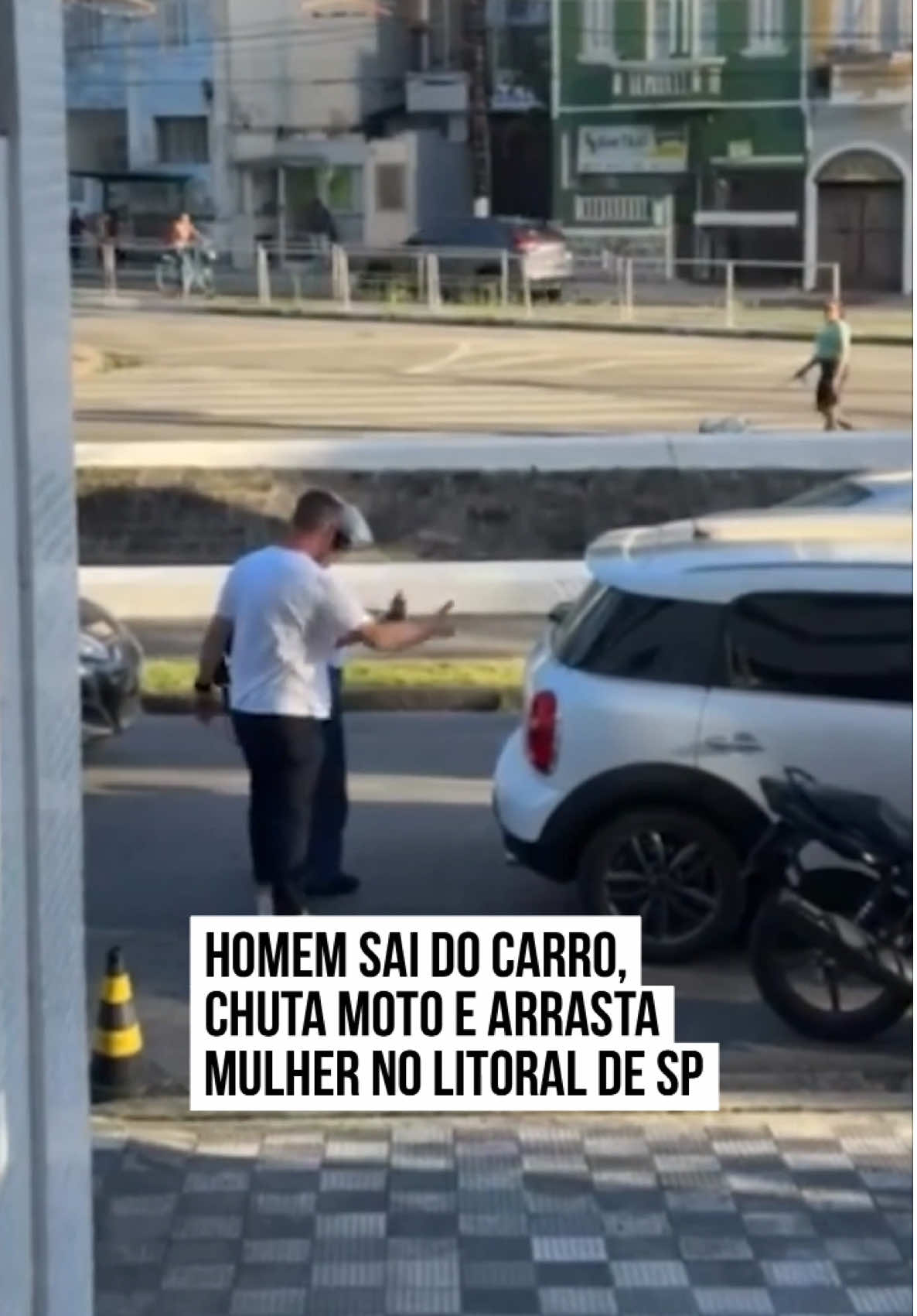 Uma mulher de 26 anos foi arrastada por metros após ter o braço segurado pelo motorista de um carro durante uma discussão de trânsito na Avenida Senador Pinheiro Machado, em Santos, no litoral de #SãoPaulo. O caso ocorreu em 26 de novembro. Segundo o boletim de ocorrência, a vítima, Thamyres Iannuzzi Barbero, seguia pela via em uma motocicleta quando o motorista de um veículo mudou de faixa de forma repentina e atingiu a lateral da moto. A colisão não causou ferimentos imediatos, mas a discussão começou assim que ambos pararam no semáforo. Ainda de acordo com o registro policial, o motorista desceu do carro e chutou a motocicleta de Thamyres. Ao tentar fotografar a placa do veículo e evitar que o homem fugisse, a mulher teve o braço agarrado por ele, que acelerou em seguida. A motociclista foi arrastada por alguns metros até ser empurrada ao chão. Ela sofreu escoriações pelo corpo e relatou dores no joelho, nas costas e no cotovelo, além de danos na motocicleta. A vítima foi levada pelos policiais militares à delegacia, onde recebeu orientações sobre os procedimentos legais para representar criminalmente contra o agressor. Dias depois, em 2 de dezembro, a polícia atualizou o boletim de ocorrência com os dados completos do motorista e registrou oficialmente o depoimento. A vítima foi informada de que tem um prazo de seis meses, a partir do momento que soube quem era o autor, para apresentar uma representação criminal pelas lesões que sofreu. #tiktoknotícias 