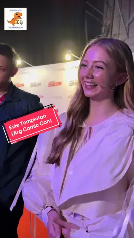 Momento en el que Evie Templeton sale del back stage para subir al escenario de Argentina Comic Con (día domingo) #comiccon #evietempleton #merlina #netflix #argentina 