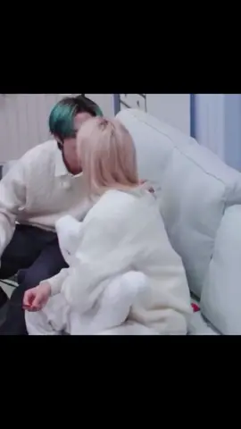 Lee Know being flirty with Felix’s Changbin, and Han!!! The boy has some flirty skills 😊😅🤣 #leeknow #flirting #straykids 