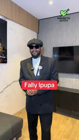 En direct de la loge de Fally Ipupa… Ce soir, j’ai vécu un moment que je n’oublierai jamais. J’ai été conviée personnellement et escortée jusqu’aux loges de @fallyipupa , en direct des coulisses, à l’occasion de la sortie du Rumba Royale le 12 décembre 2025. L’accueil que m’a réservé toute son équipe m’a profondément touchée : bienveillance, respect, chaleur… un vrai honneur. Rencontrer Fally, c’est un rêve qui se réalise. Depuis 4 ans, il est cité sur Magnetic Outfit, il fait partie de nos inspirations, de notre univers, de nos références… Et le filmer enfin, en face à face, c’était magique. J’ai encore des paillettes dans les yeux. Fally était chic, élégant, rayonnant comme toujours. Son parfum ? À tomber. Sa douceur, sa gentillesse et sa disponibilité m’ont sincèrement impressionnée. C’est une personne exceptionnelle, sur scène comme en dehors. Et ce n’est pas tout… On se retrouve en backstage au mois de mai, pour ses deux prochaines dates où il m’a personnellement invitée. Je suis tellement reconnaissante. Un immense merci à Fally pour sa confiance. Et un merci du fond du cœur à Mokobé pour cette belle mise en relation. Magnetic Outfit continue d’écrire son histoire, et aujourd’hui, elle brillait un peu plus fort. ✨ #outfitoftheday #outfit #fallyipupa 