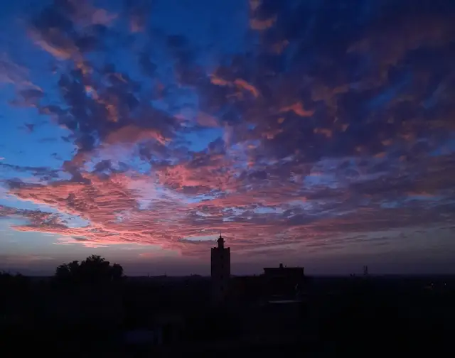 تُعدّ بني ملال من أجمل مدن المغرب، تجمع بين روعة الأطلس المتوسط وجمال عين أسردون. تمتاز بهدوئها وطبيعتها الخلابة وتراثها العريق، وتُعدّ مركزاً حضارياً نابضاً بالحياة في جهة بني ملال–خنيفرة.