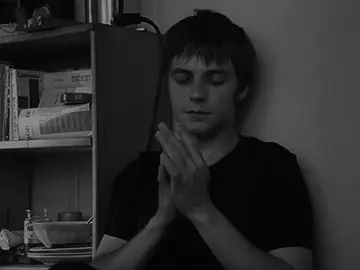 لست حزينا، لكنني فقدت شغفي ورغبتي بكل شيء... وكأنني أعيش بلا لون ولا طعم. لا أبكي، ولا أضحك، فقط أمر بالأيام كأنني ضيف عابر أشعر أن شيئا في داخلي انطفاً بصمت، وأن ما كان يحمسني ويحركني لم يعد يوقظ أي إحساس لست محطما، لكنني متعب من محاولة الشعور، مرهق من انتظار شيء يعيد لي ذاتي التي أعرفها لم أعد ذلك الشخص الذي يعرف ماذا يريد... أصبحت أعيش بلا رغبة، بلا لهفة. كل شيء يبدو باهئا، وأنا أراقب نفسي من بعيد وكأنني شخص لا أعرفه#تصميم_فيديوهات🎶🎤🎬 #مخبز_الغمان #cenma #fyp 