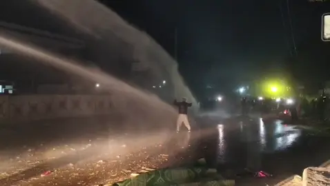 واٹر کینن کے پانی کے سامنے کھڑے ہو کر عمران خان زندہ باد کا نعرہ لگانے والے کارکن کی ایک اور ویڈیو سامنے آ گئی #imrankhan #pti #adiala #aleemakhan 