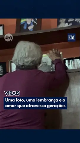 📷 Memória viva: avó de 97 anos se emociona ao rever foto dos pais Enquanto revê fotos antigas da família, uma avó de 97 anos encontra o retrato dos próprios pais e, com doçura, começa a falar sobre eles. Em um momento de pura ternura, ela pergunta à neta, Ana, se ela os conheceu, revelando a força de memórias que resistem ao tempo. A cena, cheia de espontaneidade, emocionou as redes ao mostrar como o afeto familiar atravessa gerações. Um lembrete sensível de que o passado vive nas lembranças e no amor partilhado. 🎥 @ana_belotto @myhoodbr #EM #EstadodeMinas #MemóriasDeFamília #Avó97Anos #Ternura #LembrançasQueFicam #AmorEntreGerações #FamíliaÉTudo #HistóriasDeVida #Emocionante