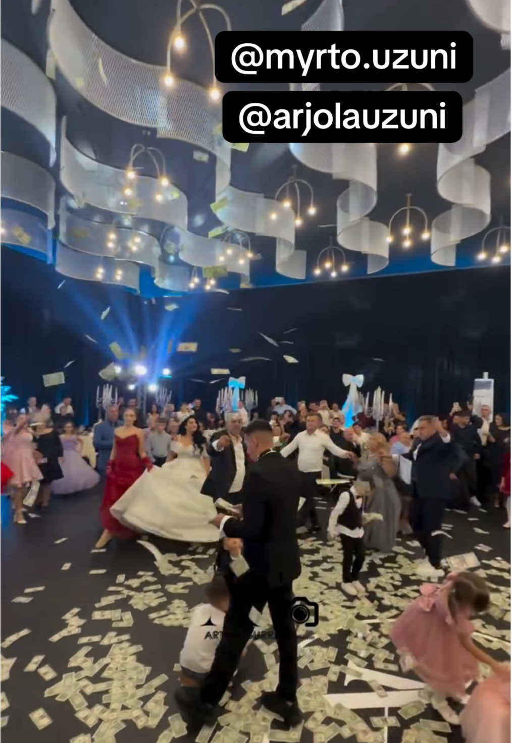 Momente nga surpriza në dasmën e Arjola Uzunit @Myrto Uzuni 10  #motrauzunit #uzuni #myrtouzuni #dasmamotresuzunit #dasem 