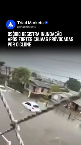A cidade de Osório, no Litoral Norte do Rio Grande do Sul, foi atingida por uma inundação repentina na tarde desta terça-feira (9).  A enxurrada, causada pela chuva intensa associada à passagem de um ciclone, provocou alagamentos e transtornos em diversos pontos do município. O alerta climático segue vigente, e as autoridades recomendam que a população evite áreas de risco e acompanhe as atualizações meteorológicas oficiais. #Osório #RioGrandoDoSul #RS #Enxurrada #Inundação 