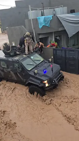 ڤیدیۆ.. لافاو گەڕەکەکانی چەمچەماڵی تەنیوە و دەیان کەس گیریان خواردووە. ببینە چۆن خەڵک رزگار دەکەن هیزی کۆماندۆ .