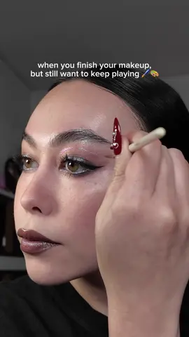 any excuse to bring out the holographic eye paint and nail art brush 🤪🖌️🎨 @aboutface “little twin” eye paint #cooltonedmakeup #funmakeup #creativemakeup #duochromeeyeshadow