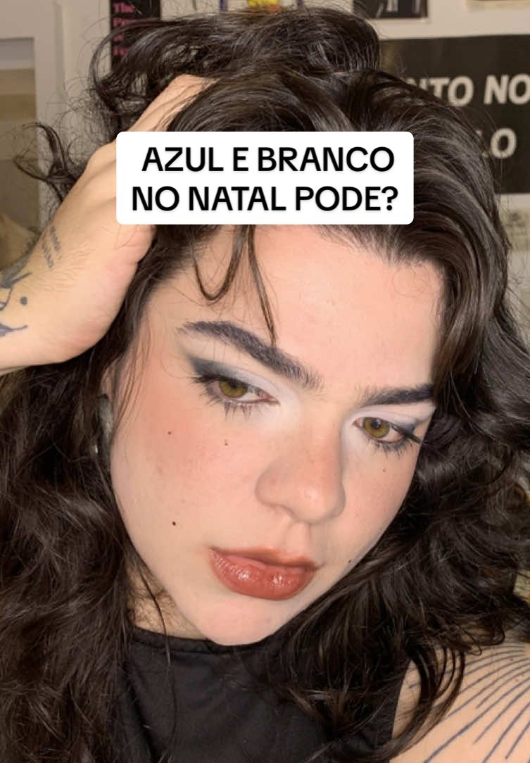 Me perdi no caminho da maquiagem mas AMEI a ref! O que acharam? Serve pro Natal?  Produtos Usados: - BT Hidra Cherry Blossom @Linha Bruna Tavares  - Base Stick BR06 @Boca Rosa BR  - Corretor 04 @kikomilanobr  - Eye Brightening Light @Rare Beauty  - Flush Aster e Ruta @Paisage  - Pó compacto cocada @bocarosa  - Wikamake blush 04 @Miss Rose Cosmetics  - Duo Contour 01 @judydoll  - Paleta Disney 100 anos @brunatavares - Sombra branca paleta @herorange  - Lapis Faces preto @Naturabr  - Rimel laranja peel off @Melu Maquiagem BR  - Contorno labial cacau @Dailus  - Gloss ganache @Fenzza Make Up 