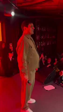 Он билет на концерт покупал? 😂