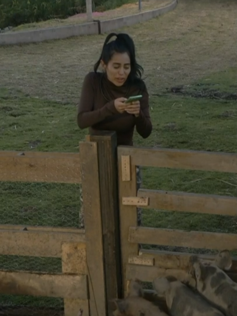 Mi granjera #KimShantal quiere tomarse su #selfie con #Bacon uno de los cerditos rebeldes de mi Granja. #LaGranjaVIP últimas semanas. 🤠 Lunes a viernes 9:00 p.m. por #AztecaUNO. Domingo La Gala 8:00 p.m. por Azteca UNO. Transmisión 24/7 en #DisneyPlus.