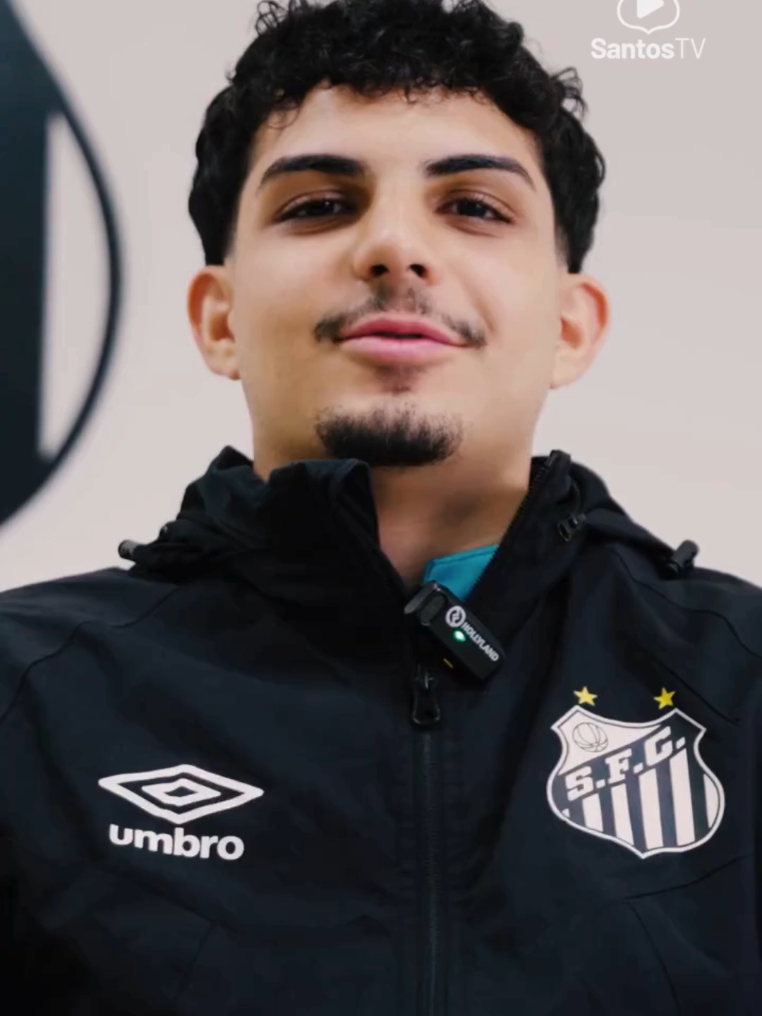 O Santos divulgou nesta terça-feira (9/12) o reencontro de Neymar com Matheus, torcedor ilustre do Santos após 13 anos.  A primeira vez que eles se encontraram foi em 2012, na época, o apoiador do Peixe enfrentava a Leucemia e pediu para o craque que ele fizesse uma homenagem para ele caso marcasse um gol. 🎥: @santosfc  #santos #neymarjr #neymar