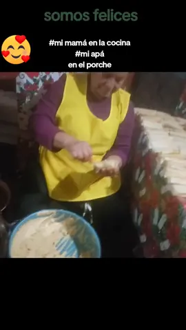 #mi mamá haciendo tamalitos ♡ y mi apá preparando pollito asado ♡