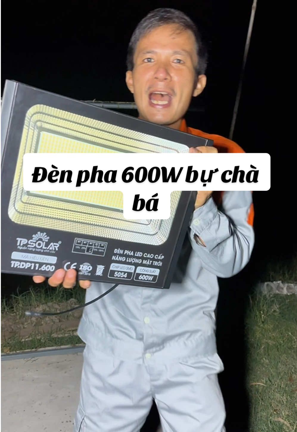 Đèn pha 600W bự chà bá #banangluong #dennangluongmattroi #dennangluongmattroigiatot #dennangluongmattroichinhhang 