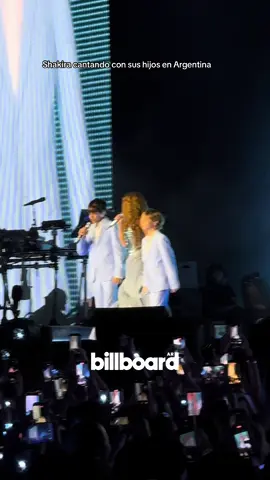 Milán y Sasha, los hijos de @Shakira , acompañaron a su mamá a Buenos Aires y cantaron “Acróstico” juntos durante la segunda fecha en el estadio de Vélez 