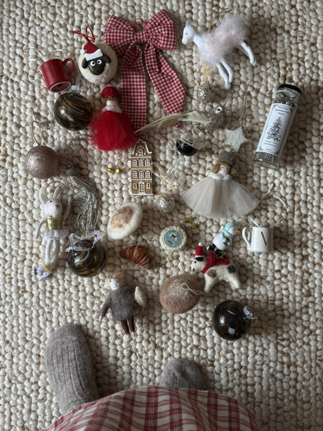 a cozy, collected, nostalgic christmas is the christmas for me 💌 #christmasdecor #cozychristmas #littlewomenchristmas 