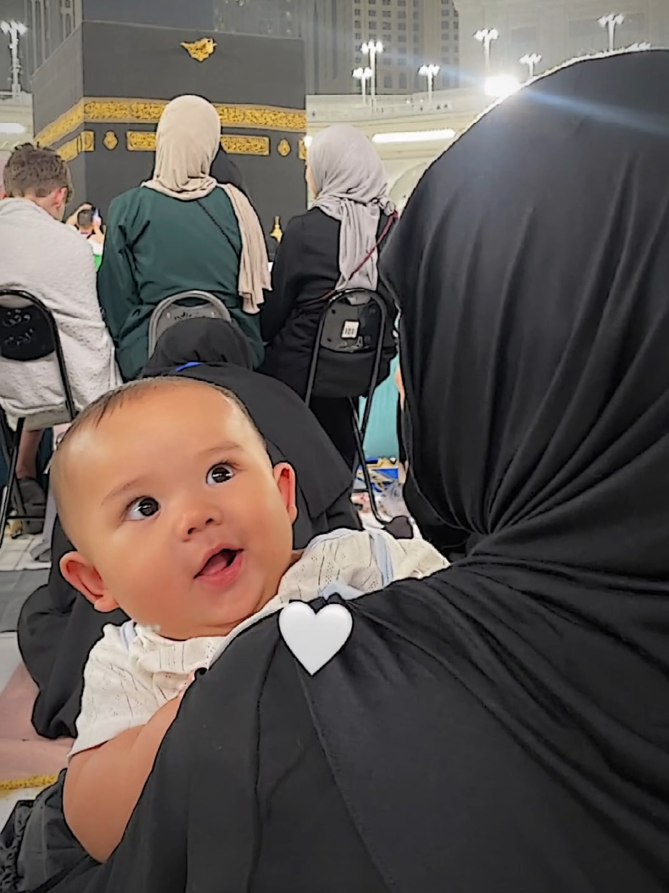 masyaAllah nak happy banget sehat² disana yah mochiku😘🖤🤏🏻 #babyarash #aaliyahmassaid #thariqhalilintar #umroh #fyp 