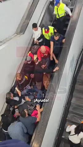 ¡Colapsan escaleras eléctricas del Metro! 12 heridos por colapso de escaleras eléctricas en la estación Ciudad Deportiva. #colapso #metro #cdmx #ciudaddeportiva #viral 