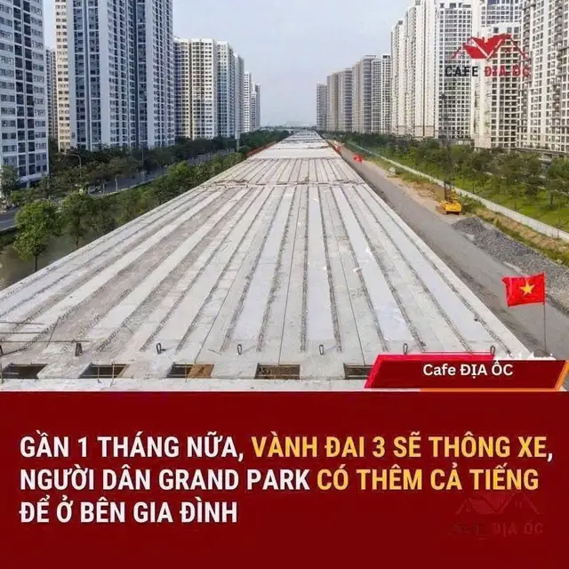 Vì sao Vinhomes Grand Park 2025 đang đứng trước cơ hội tái lập “cú tăng giá vàng” như Central Park 2014? Năm 2010, Vinhomes Central Park mở bán với mức giá chỉ khoảng 45 triệu/m². Ít ai ngờ rằng chỉ sau một thập kỷ, khi Landmark 81 vươn lên và các tuyến đường huyết mạch như Nguyễn Hữu Cảnh, Điện Biên Phủ đồng loạt mở rộng, mặt bằng giá đã tăng vọt lên 100–200 triệu/m². Chu kỳ tăng X3–X4 ấy trở thành “huyền thoại” của thị trường bất động sản TP.HCM. Năm 2025, Vinhomes Grand Park đang đứng trước cơ hội tái lập chính mô hình bứt phá đó. Vành đai 3 trên cao đã lắp kính chống bụi – chống ồn, đường song hành chuẩn bị thi công; sân bay Long Thành dự kiến về đích cuối năm, kéo theo loạt cú hích hạ tầng chưa từng có tại khu Đông. Khi metro số 7 và các tuyến kết nối hoàn thiện, giá trị khu vực được dự báo sẽ tăng tốc mạnh mẽ. Điểm đáng nói: giá Grand Park hiện chỉ từ 4x–9x triệu/m² – thấp nhất tại TP.HCM, trong khi khu đô thị đã có hơn 70.000 cư dân sinh sống, tiện ích đầy đủ, cộng đồng hình thành rõ nét. Đây cũng là “cửa ngõ” đón dòng dân cư mới từ Bà Rịa – Vũng Tàu sau sát nhập và lực lượng hơn 10.000 lao động phục vụ sân bay Long Thành. Với hạ tầng tỷ đô và quy mô dân cư tăng trưởng nhanh, Grand Park đang sở hữu đầy đủ điều kiện để kích hoạt chu kỳ tăng giá 2–3 lần trong thập kỷ tới – đúng như những gì Central Park từng tạo nên.  #VinhomesGrandPark #vhgp #vinhomes #bds 