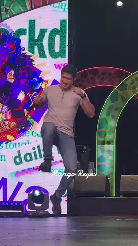 Kakanta si aljur… abangan nyu sya sa Christmas special…