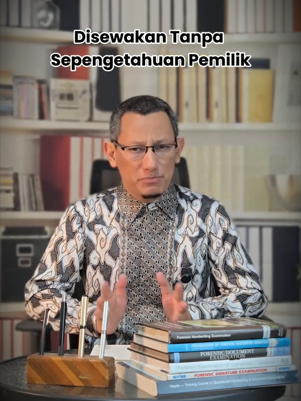 Tanah dipakai tanpa izin? Anda bisa minta ganti rugi — asal tahu caranya Banyak pemilik tanah baru sadar setelah lahannya dimanfaatkan orang lain tanpa izin, entah dijadikan tempat usaha, lahan parkir atau bangunan. Kasus seperti ini termasuk perbuatan melawan hukum (PMH) dan bisa digugat berdasarkan Pasal 1365 KUH Perdata. Tapi ingat, kuncinya ada di bukti keaslian dokumen kepemilikan. Jika ada dugaan pemalsuan tanda tangan atau surat tanah, pengadilan akan meminta pembuktian ilmiah. Di sinilah grafonomi berperan penting membantu menguji apakah tanda tangan dan dokumen yang dipakai pihak lawan benar-benar autentik. Keadilan bukan hanya soal punya sertifikat, tapi soal bisa membuktikan dokumen itu sah dan tidak dimanipulasi. 💬 Pernah menghadapi kasus tanah yang dimanfaatkan tanpa izin? Ceritakan di kolom komentar, dan follow akun kamibuntuk insight lain seputar pembuktian hukum dan analisis dokumen. #Grafonomi #SengketaTanah #PemalsuanDokumen #PerbuatanMelawanHukum #GantiRugi 