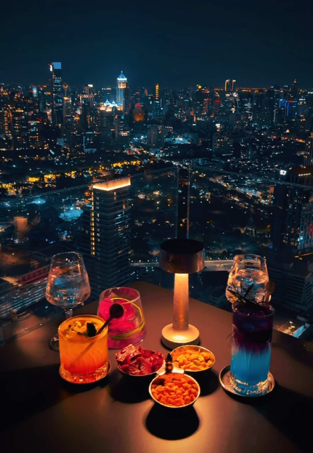 ขึ้นมาบนนี้แล้วรู้เลยว่าทำไมคนหลงรักกรุงเทพกลางคืน 🌃💫 พิกัด 📍Moon Bar Rooftop ลมเย็นมาก วิวเมืองทอดยาวแบบเต็มตา เห็นไฟทั้งเมืองระยิบระยับ ฟีลดีจนอยากอยู่ต่ออีกนานๆ #rooftopbar #bangkokrooftopbar #rooftopbarbangkok #บาร์กรุงเทพ #เที่ยวกรุงเทพ 