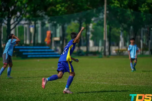 Ta nợ mẹ nhiều thứ, nhưng toàn trả bằng lời hứa. Mẹ hiểu đôi phần áp lực của tuổi trẻ, nhưng con ngại chia sẻ vì sợ mẹ thêm lo, chỉ mong đôi chân mẹ còn khoẻ, để ta kịp đặt vé dẫn mẹ đi muôn nơi #xuhuong #vairal #meme 