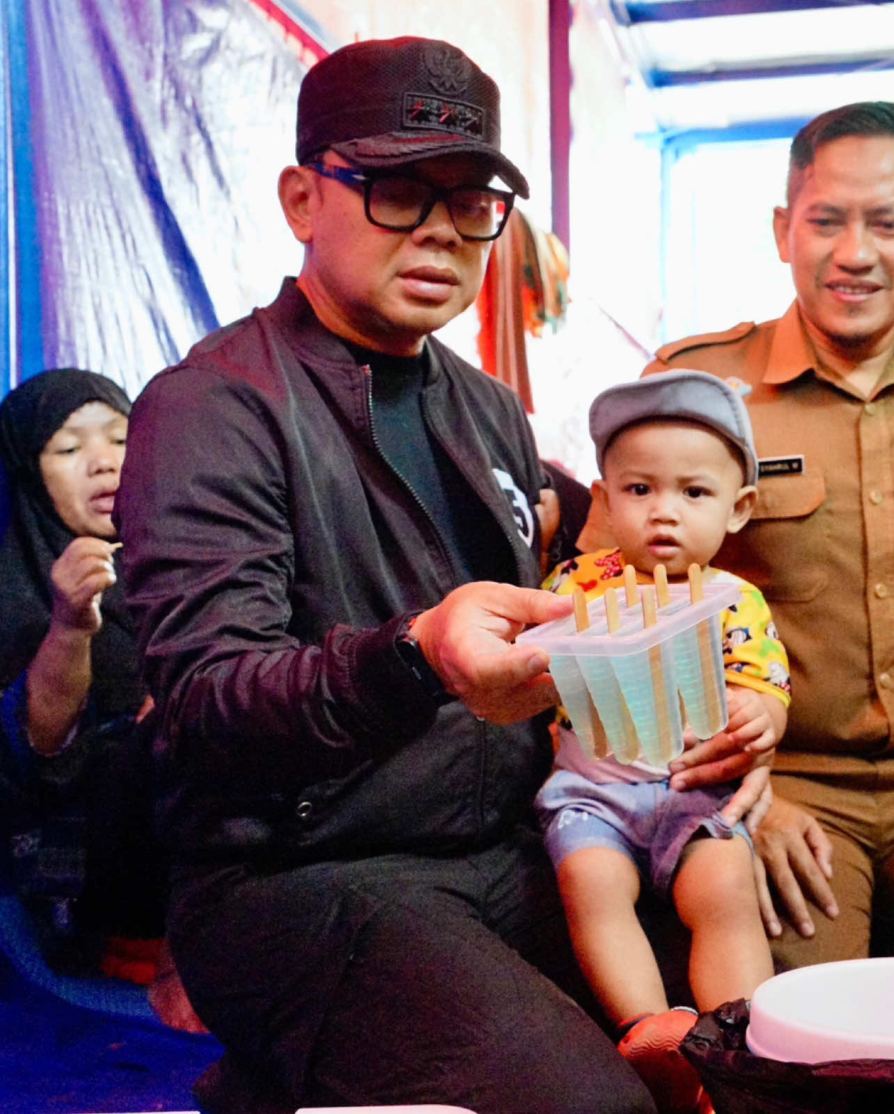 Meninjau penanganan bencana di Kecamatan Bojongsoang dan Baleendah, Kabupaten Bandung.  Warga bilang setiap tahun banjir di titik ini semakin meningkat. Selain faktor hidrometeorologi, juga soal tata kelola sungai.  Dari pantauan di lapangan, sedimentasi lumpur yang tinggi di Sungai Cikapundung membuat kapasitas tampung sungai menurun. Penyempitan alur Sungai Ciateul–Cikoneng membuat aliran air tidak mengalir optimal ke Sungai Cicadas–Citarum sehingga air tertahan dan meluap.  Perlu ada kolaborasi antara @pu_sda_citarum (BBWS Citarum), @dsda.jabar , @bandungpemkab dan masyarakat untuk penanganan yang komprehensif, infrastruktur pengendali banjir (kolam retensi, pompa, normalisasi) dan perlu ada program mitigasi berbasis komunitas yang terstruktur di titik rawan.  Terima kasih Bupati Bandung Kang @dadangsupriatna dan seluruh jajaran sudah bergerak sejak hari pertama bencana, melakukan proses pemulihan, pembersihan sampai distribusi logistik untuk pengungsi.