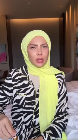 Steps mudah utk hindar dari penyondol🤣 . Utk nk jaga kecantikan .. Cuci muka, sapu serum dan pakai sunblock .. itu ja !  Yg penting consistent !  . #sunblockfoundation50spf #serumjeragat #goldbarsoap #cekangjelita #jeragat