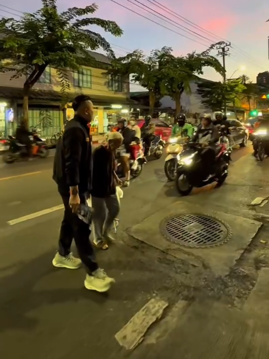 [ไม่ได้มาแค่รำ แต่มาทำด้วยใจ!] มาเด้ออ พ่อแม่พี่น้อง ~ มาฟังเพลงใหม่ที่ได้รับแรงบันดาลใจมากจากพี่น้องชุมชนในเขตยานนาวา - บางคอแหลม  . มาร่วมกันฉุดมือชวนกันมารำวง สไตล์คนกันเอง เข้าถึงง่าย พึ่งพาได้ ดูแลทั่วถึง เท่าเทียม เคียงข้างพี่น้องประชาชน . มาร่วมโยกกันไปตามจังหวะ งานยากงานหนัก จะอดทนเพื่อพี่น้องประชาชน คนยานนาวา - บางคอแหลม . ขอฝากเพลงใหม่ของ 