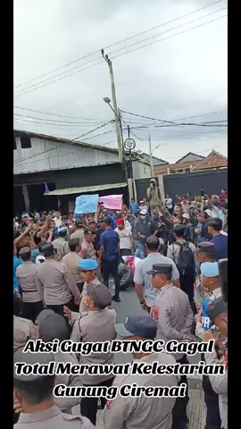 Aksi Gugat BTNGC Gagal Total Merawat Kelestarian Gunung Ciremai Kuningan, -Ratusan massa aksi Geruduk Balai Taman Nasional Gunung Ciremai (TNGC), Kabupaten Kuningan, Jawa Barat, Rabu 10 Desember 2025, untuk memberi peringatan dengan membakar ban sebagai aksi protes atas gagalnya  menjaga ekosistem alam Gunung Ciremai, sementara proyek wisata terlihat lebih gesit menghancurkan hutan. Massa aksi itu tergabung dalam Aliansi Masyarakat Kuningan (ALAMKU). Di sana mereka menyatakan bahwa Balai TNGC 