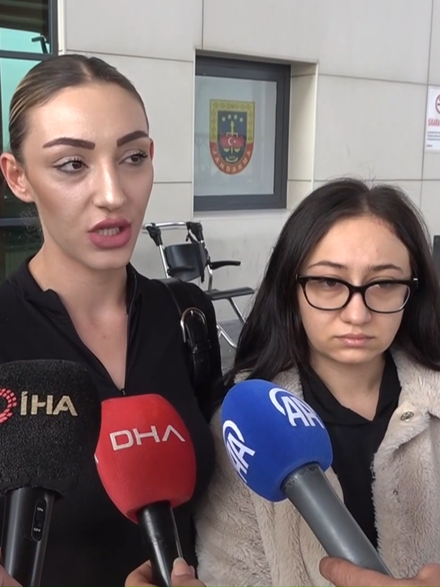 🚨Bavullarla yurt dışına kaçış planı son anda bozuldu!  🔎Güllü'nün kızı Tuğyan Gülter gözaltına alındı 📌Şarkıcı Güllü'nün kızı Tuğyan Ülkem Gülter ve arkadaşı Sultan Nur Ulu'nun yurt dışına kaçma planı, Yalova Cumhuriyet Başsavcılığı'nın takibiyle boşa çıktı.  📌Güllü'nün ölümüne ilişkin yürütülen soruşturma kapsamında izlenen iki isim, İstanbul Büyükçekmece'de valizleriyle birlikte firar etmeye hazırlanırken düzenlenen operasyonla kıskıvrak yakalandı.  📌İşte son dakika gelişmesinin tüm detayları... #güllü #tuğyanülkemgülter #soruşturma #posta #haber