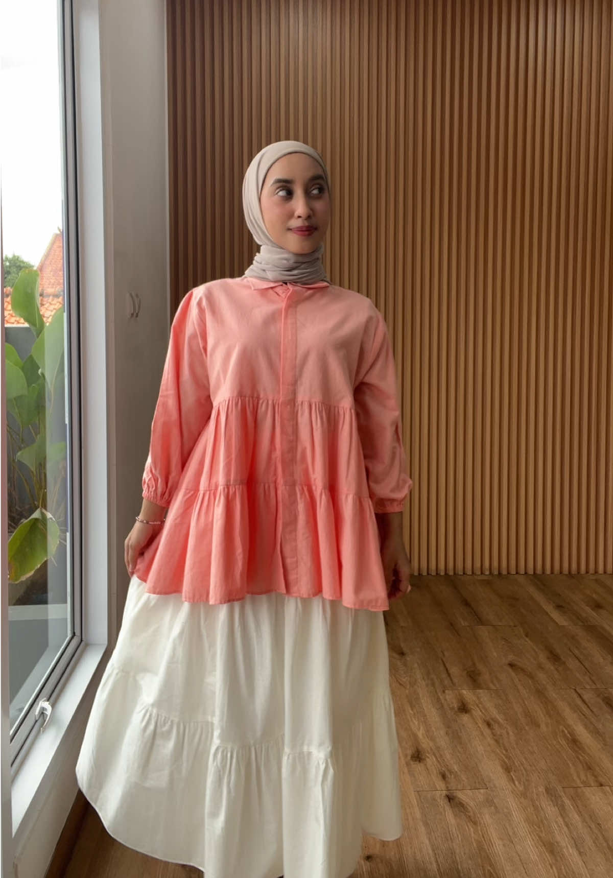 teh nanas lagi suka banget sama atasan DAHE SHIRT dan bawahannya AKARI SKIRT💗✨#kemejawanita #kemejastyle #ootdsimple #kemejalucu #skirtoutfits 