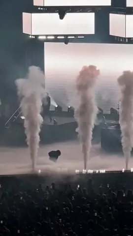 this band is pure cinema, loved watching the Hamburg gig 🖤 09.12.2025 @Barclays Arena #badomens #badomensofficial #badomenscult #noahsebastian #doyoufeellove @Bad Omens 