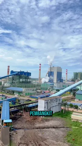 Kenapa sih PLTU besar-besar kebanyakan ada di Pulau Jawa? Padahal Indonesia itu luas, tapi pusat pembangkit listrik raksasanya kok numpuk di sana? Pulau Jawa punya penduduk paling banyak, industri paling padat, dan kebutuhan listrik paling tinggi. Karena itu, PLTU kapasitas besar seperti Suralaya, Paiton, dan Tanjung Jati B dibangun di Jawa agar listrik stabil dan dekat dengan konsumennya. Tapi ada satu pengecualian yang unik: 🔥 PLTU Bukit Asam di Sumatera Selatan Kenapa dia jadi PLTU besar di luar Jawa? Karena berada dekat sumber batu bara, yaitu tambang Bukit Asam, sehingga lebih efisien dalam suplai energi #shorts #tiktok #pltu