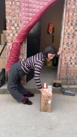 植护家新出的这个挂抽真的太划算了而且它这一提就相当于七包普通抽纸这种大包的真的特别适合家里人多或者租房子的姐妹们直接挂墙上就能用每一张都是加大加厚的韧性很好不容易破还是原生木浆的全家都能放心用。像这种生活必需品遇到合适的赶紧囤起来吧#好物推荐