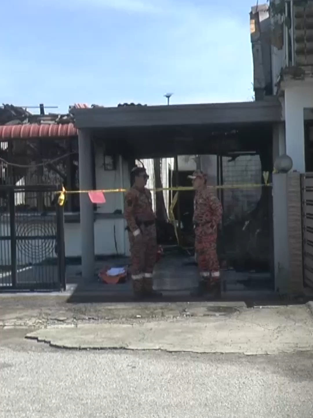 Kes dua beranak rentung: Bekas suami ke lokasi selepas dapat panggilan anak perempuan #BeritaDiTiktok