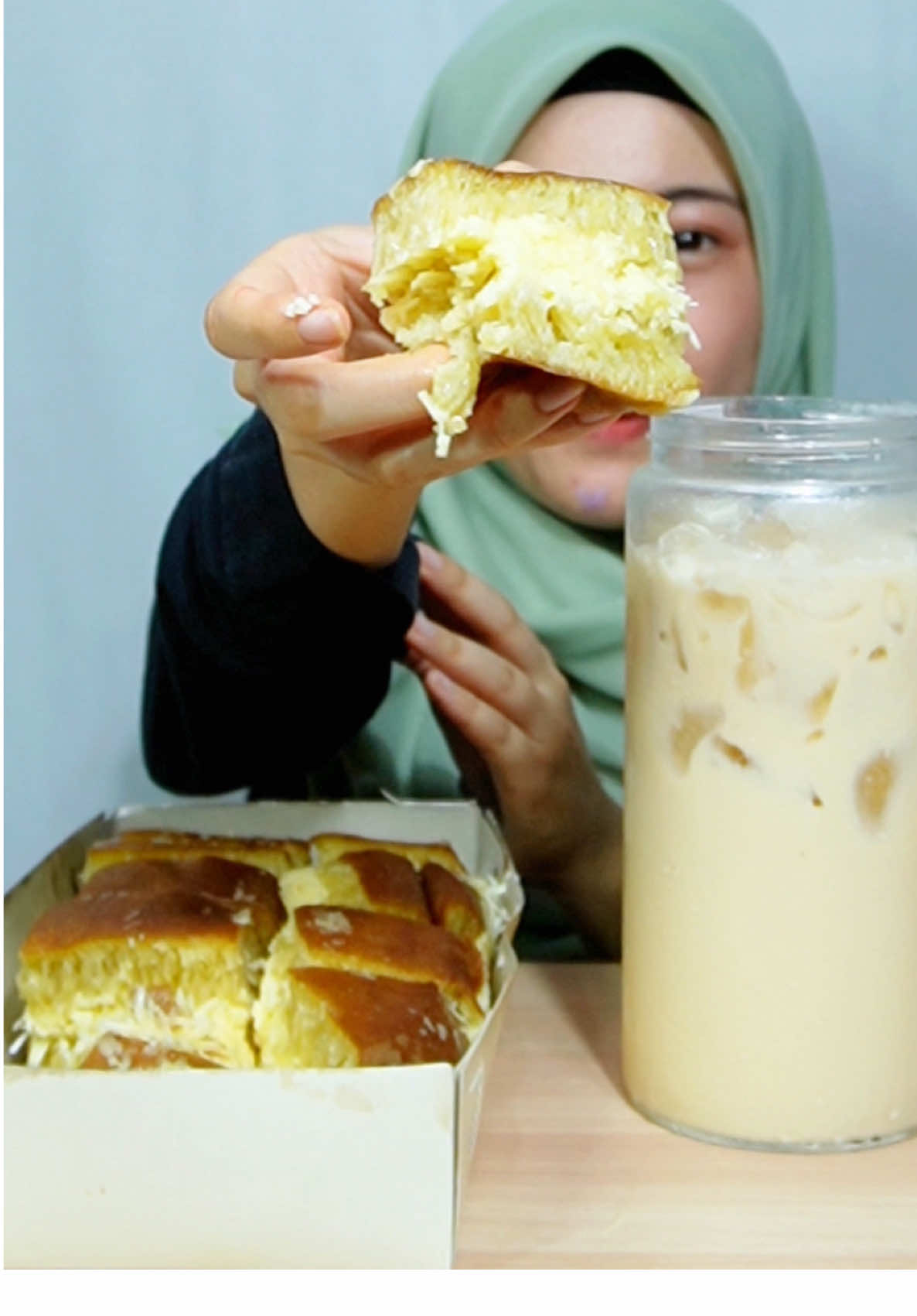 Takut banget ni produk menghilang karena diborong abis sama fansnya Aqeela 😭 #inicia #iniciamukbang #martabak #asmr #mukbang 