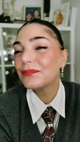 Makeup festif..... Bonjour à tous 😀 un liner, un blush et un rouge à lèvres rouges.... #makeupover50 #makeup #over50makeup #makeuplook #christmas 